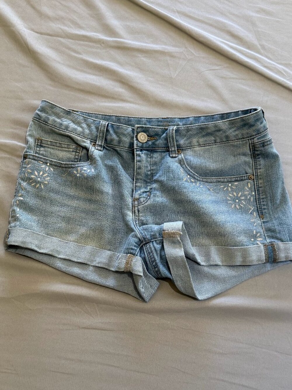 SO Women's Rhinestone Flower Accents, Light Blue Denim Shorts Size 13 EUC